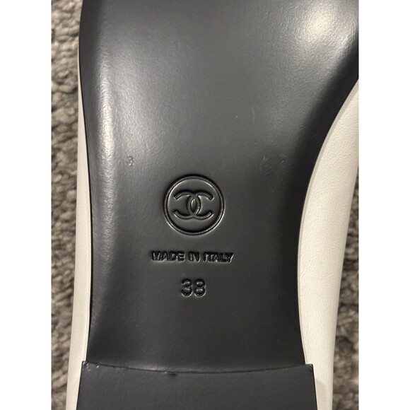 CHANEL WHITE & BLACK TWO TONE LEATHER CC LOGO BALLET FLATS Size 38 US 8 - Picture 9 of 14